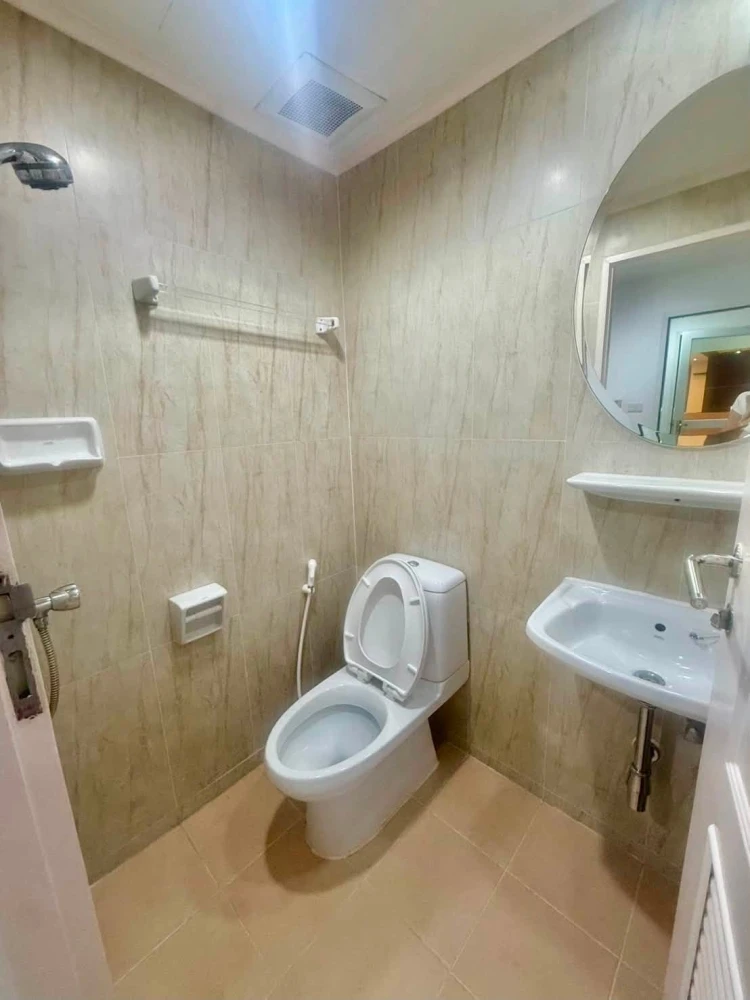 For rent: Baan Siri Ruedee Condo, 3 bedrooms, in the Ruamrudee-Ploenchit area. Spacious living in the heart of Bangkok's most luxurious district.