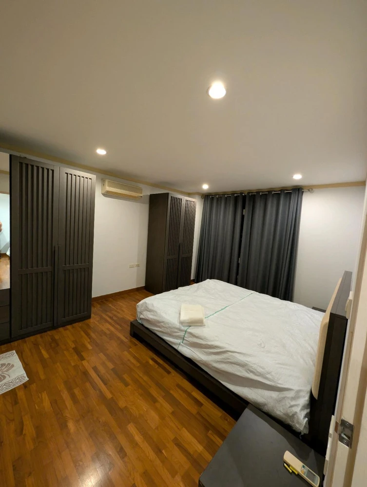 For rent, Siri Sathorn Yen Akat house, spacious room, comfortable, comes with complete decorations, book now.