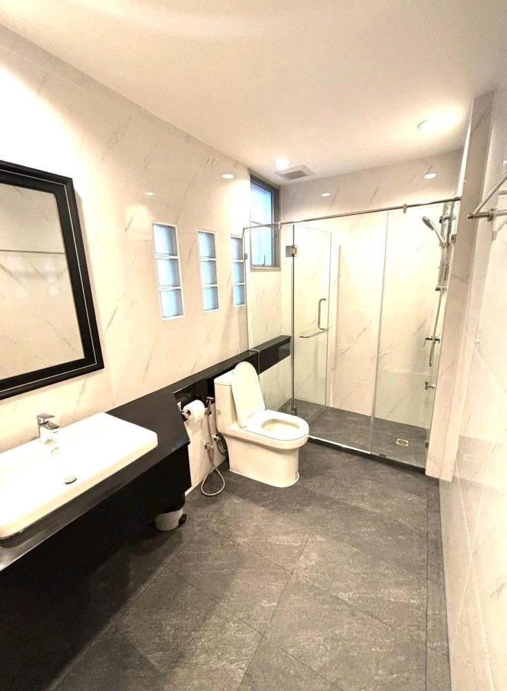 For rent: Pathumwan Resort, 2 bedrooms. High ceilings, spacious, beautiful view with no obstructing buildings. Book now!