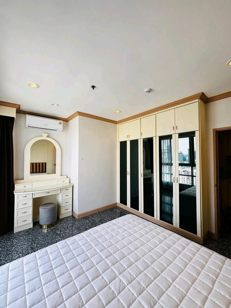 For rent: Pathumwan Resort, 2 bedrooms. High ceilings, spacious, beautiful view with no obstructing buildings. Book now!