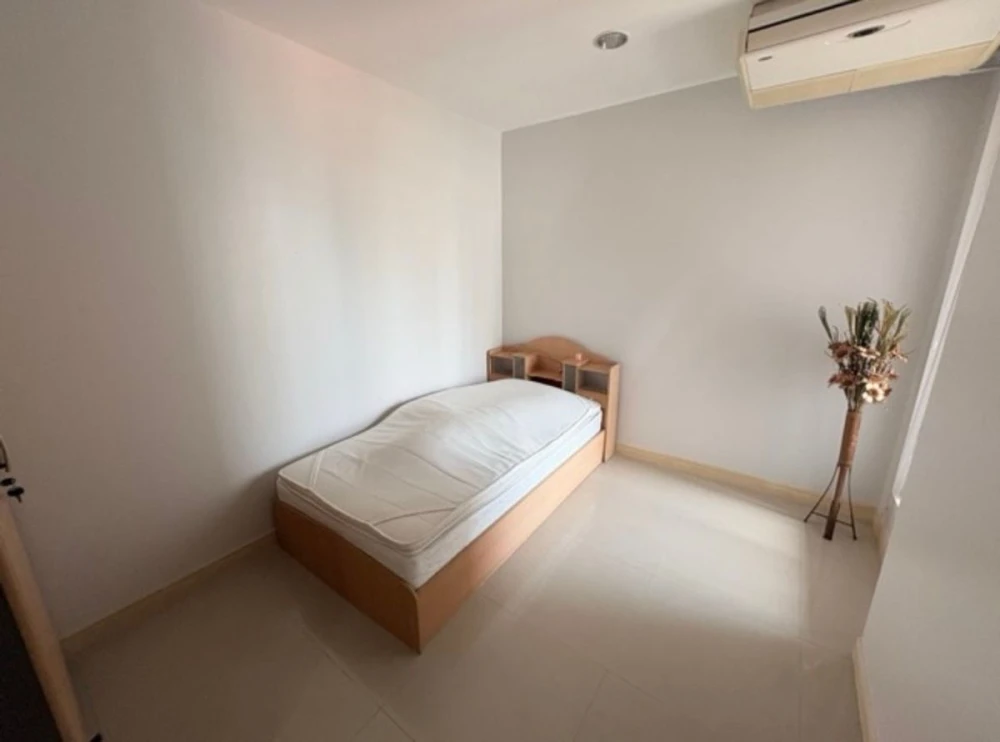 For rent: Pathumwan Resort, 5th floor, fully furnished room, ready to move in, just bring your bags, urgent!