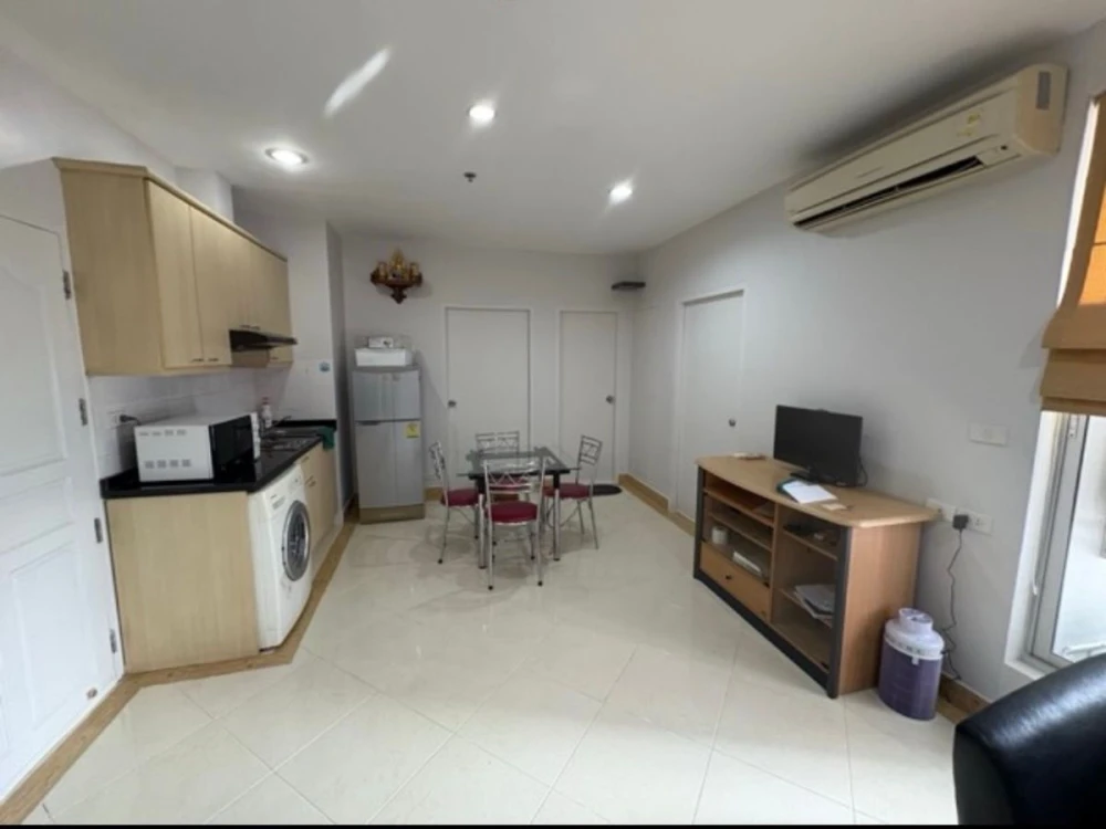 For rent: Pathumwan Resort, 5th floor, fully furnished room, ready to move in, just bring your bags, urgent!