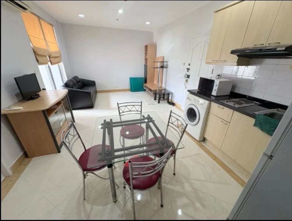 For rent: Pathumwan Resort, 5th floor, fully furnished room, ready to move in, just bring your bags, urgent!