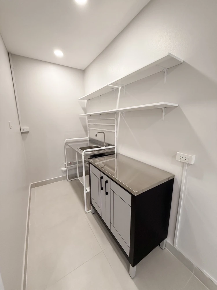 For rent: P. Thana Tower, 2 bedrooms, 1 bathroom, clean, airy, very comfortable. Hurry and reserve now!