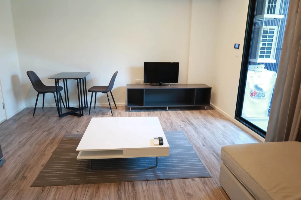 For rent: Park Phutthabucha 48, 1 bedroom, 1 bathroom, spacious living room, great price, includes washing machine. Move in now, don't wait!