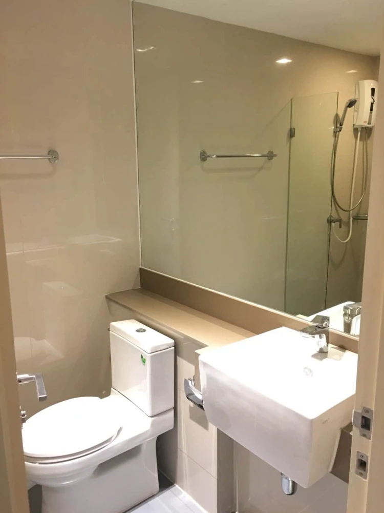 For rent: Park Phutthabucha 48, 1 bedroom, 1 bathroom, spacious living room, great price, includes washing machine. Move in now, don't wait!