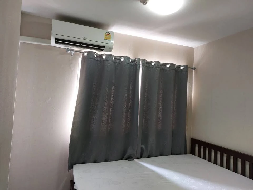 For rent: Plum Condo Park Rangsit, 7th floor room, outside view, wallpaper throughout the room. Hurry and reserve today.