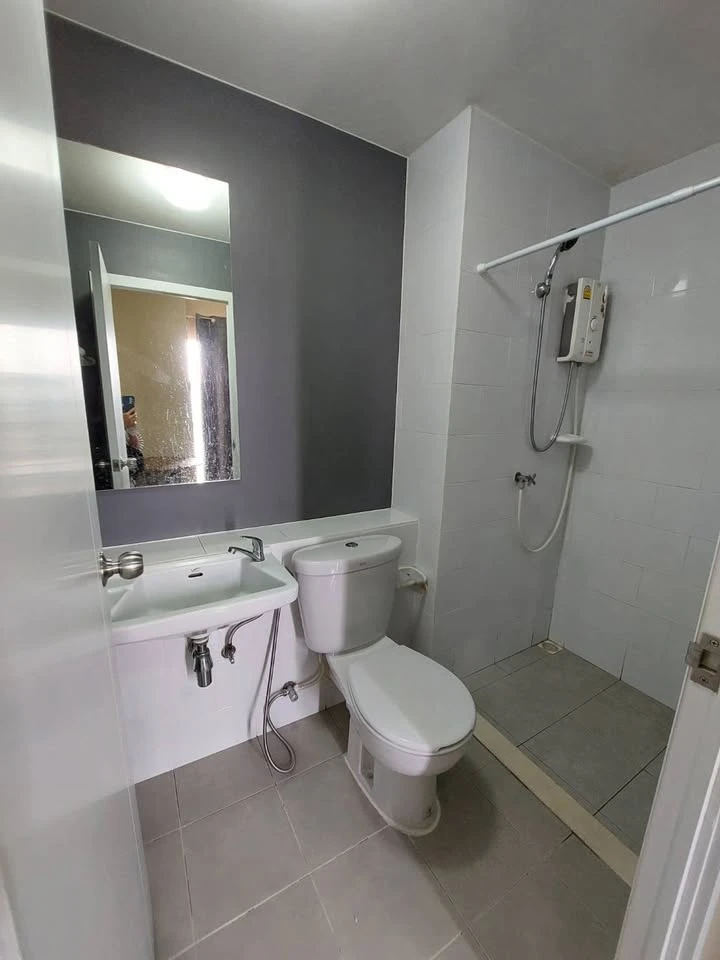 For rent: Plum Condo Park Rangsit, 7th floor room, outside view, wallpaper throughout the room. Hurry and reserve today.