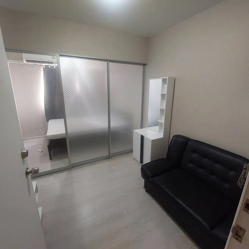 For rent: Plum Condo Park Rangsit, 7th floor room, outside view, wallpaper throughout the room. Hurry and reserve today.