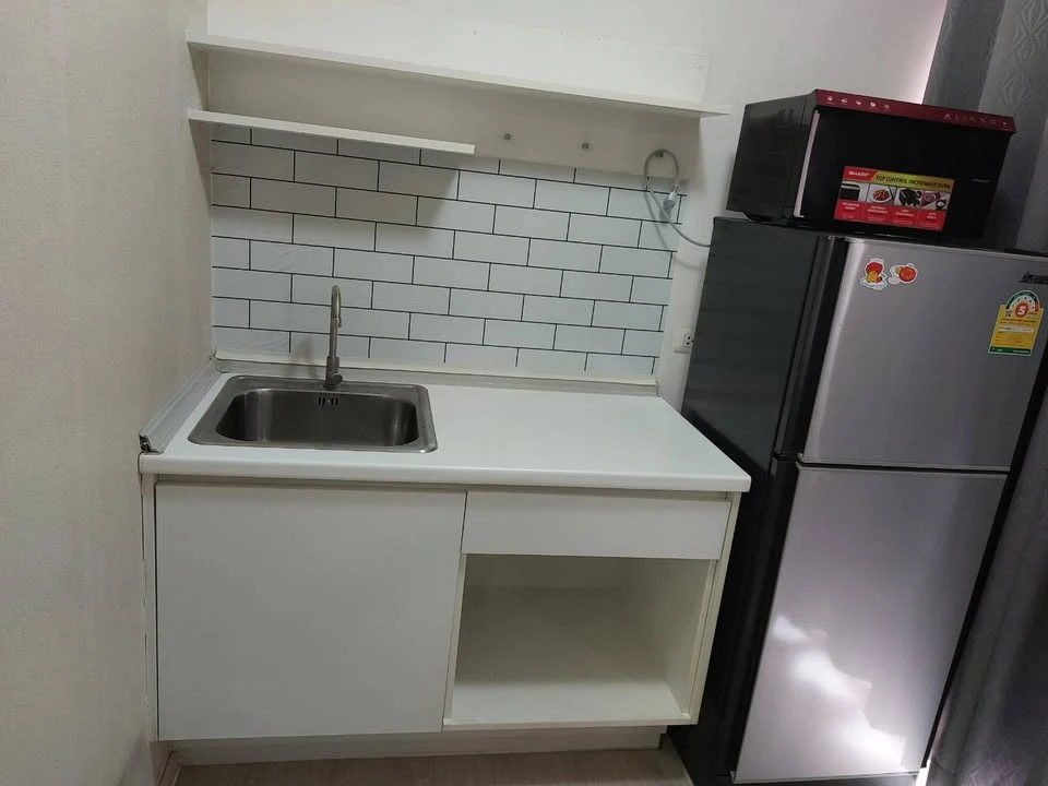 For rent: Plum Condo Park Rangsit, 7th floor room, outside view, wallpaper throughout the room. Hurry and reserve today.