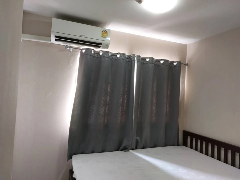 For rent: Plum Condo Park Rangsit, 7th floor room, outside view, wallpaper throughout the room. Hurry and reserve today.
