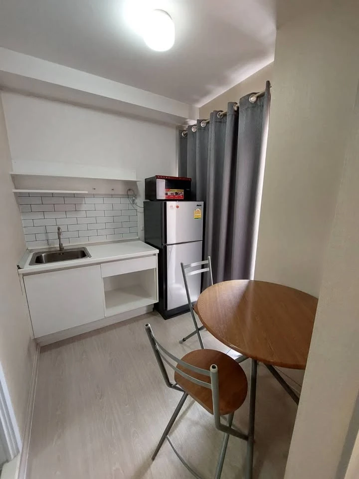 For rent: Plum Condo Park Rangsit, 7th floor room, outside view, wallpaper throughout the room. Hurry and reserve today.