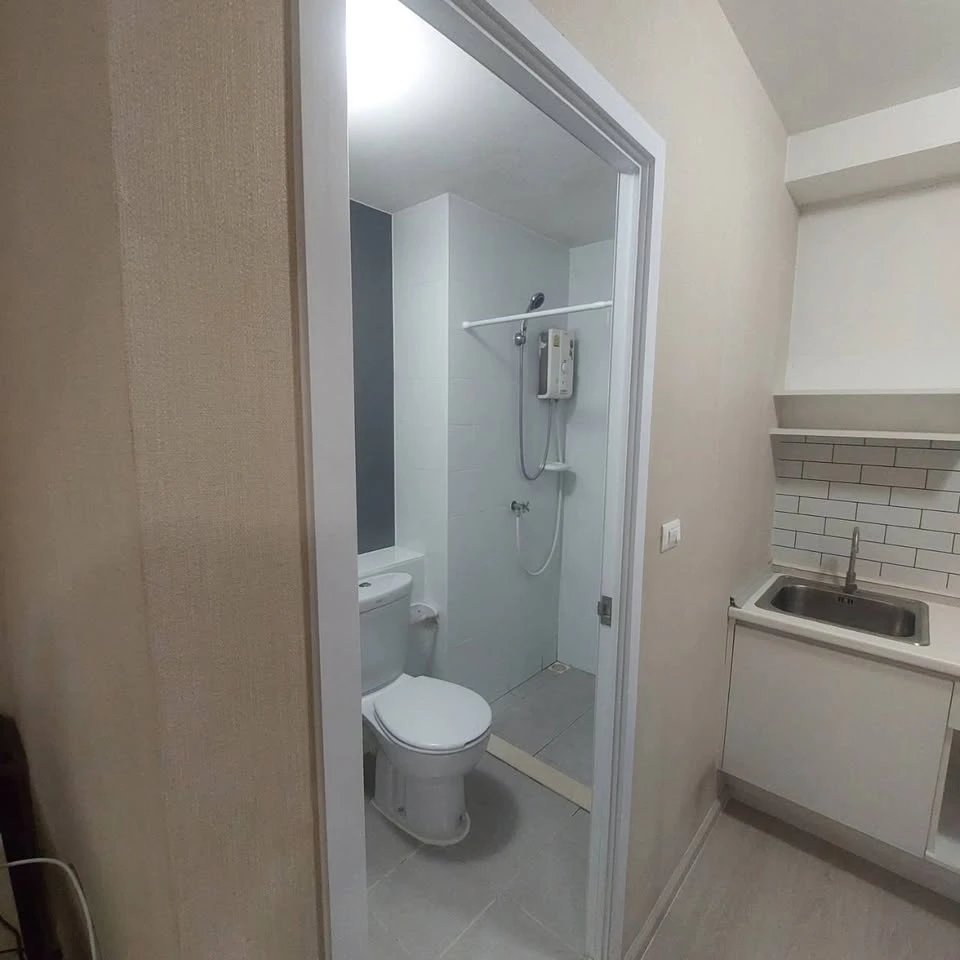 For rent: Plum Condo Park Rangsit, 7th floor room, outside view, wallpaper throughout the room. Hurry and reserve today.