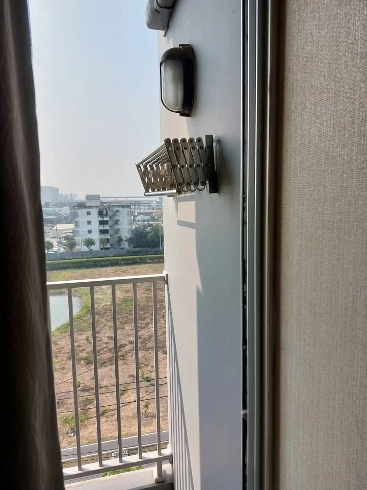 For rent: Plum Condo Park Rangsit, 7th floor room, outside view, wallpaper throughout the room. Hurry and reserve today.