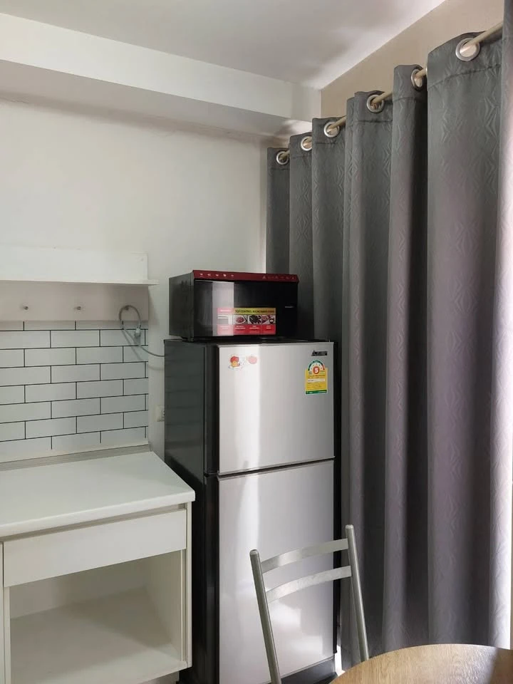 For rent: Plum Condo Park Rangsit, 7th floor room, outside view, wallpaper throughout the room. Hurry and reserve today.