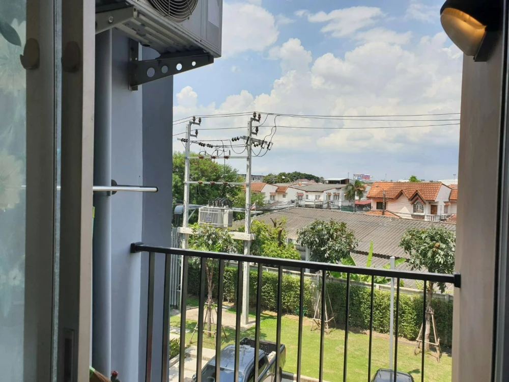 Plum Condo Bang Yai Station for rent. Quiet unit in a zone with few units, located next to the fire escape and close to the elevator. The room gets no