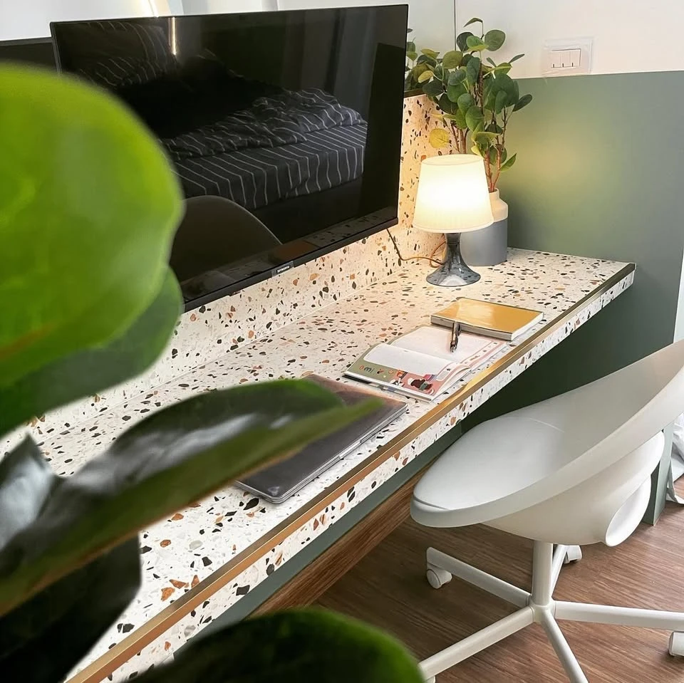 For rent: Plum Condo Phaholyothin 89, Building C, 2nd floor. Located next to the Muang Ek entrance. The room is very beautiful and probably unlike any