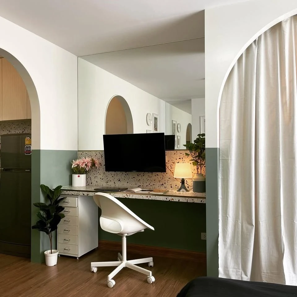 For rent: Plum Condo Phaholyothin 89, Building C, 2nd floor. Located next to the Muang Ek entrance. The room is very beautiful and probably unlike any