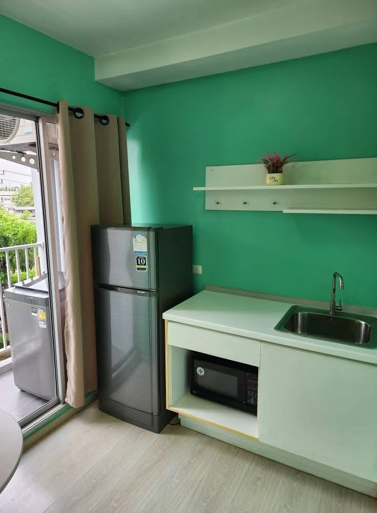 For rent: Plum Condo Park Rangsit Phase 2. Brightly colored room with full amenities. Don't miss out!