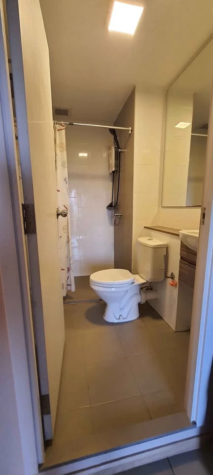 For rent: Plum Condo Rangsit Alive Phase 1, near Bangkok University, 4th floor, Building D. Fully furnished with appliances, ready to move in.