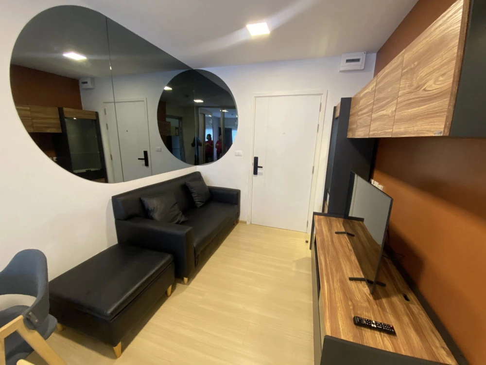 For rent: Plum Condo Rangsit Fresh, 8th floor, pool view. Clean room with built-in furniture and mirrors. Ready to move in.