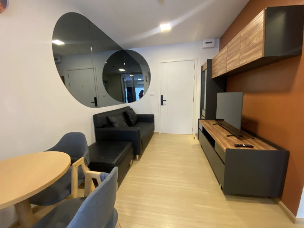 For rent: Plum Condo Rangsit Fresh, 8th floor, pool view. Clean room with built-in furniture and mirrors. Ready to move in.