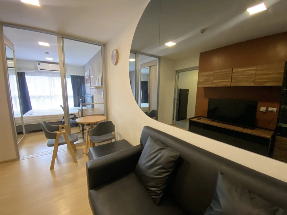 For rent: Plum Condo Rangsit Fresh, 8th floor, pool view. Clean room with built-in furniture and mirrors. Ready to move in.
