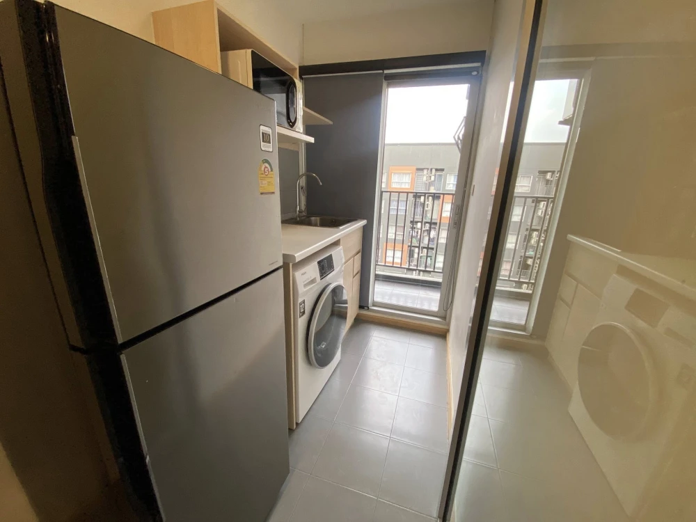 For rent: Plum Condo Rangsit Fresh, 8th floor, pool view. Clean room with built-in furniture and mirrors. Ready to move in.