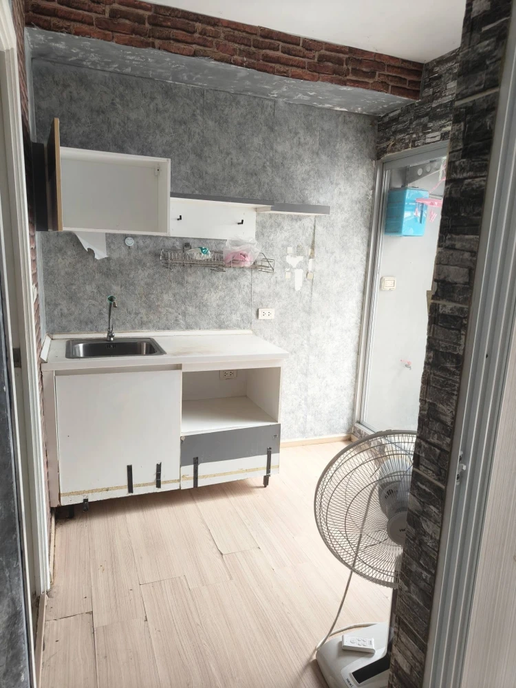 Plum Condo Ladprao 101 for rent. The unit is near the elevator, a short walk away, and at a great price. Move in now, don't wait!