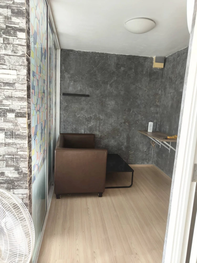 Plum Condo Ladprao 101 for rent. The unit is near the elevator, a short walk away, and at a great price. Move in now, don't wait!