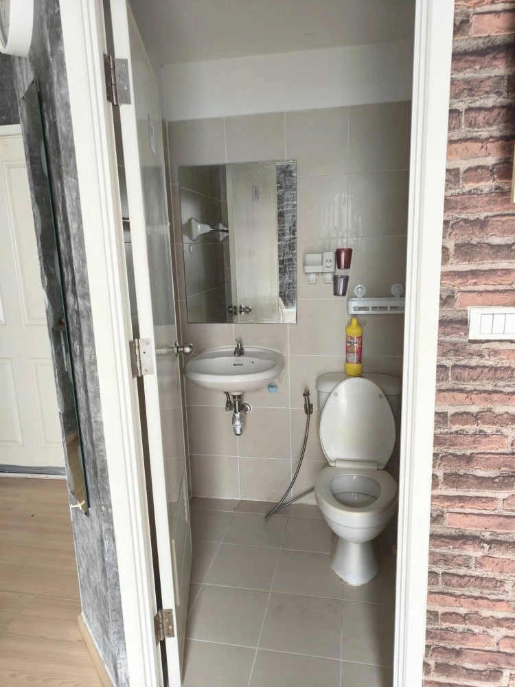 Plum Condo Ladprao 101 for rent. The unit is near the elevator, a short walk away, and at a great price. Move in now, don't wait!