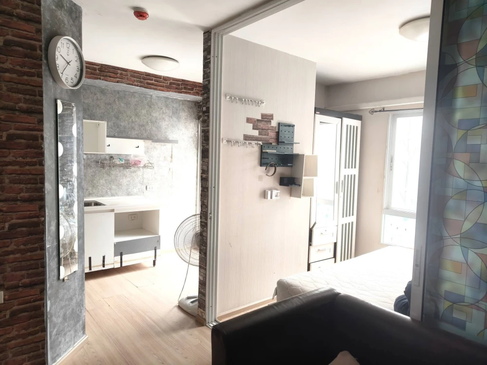 Plum Condo Ladprao 101 for rent. The unit is near the elevator, a short walk away, and at a great price. Move in now, don't wait!
