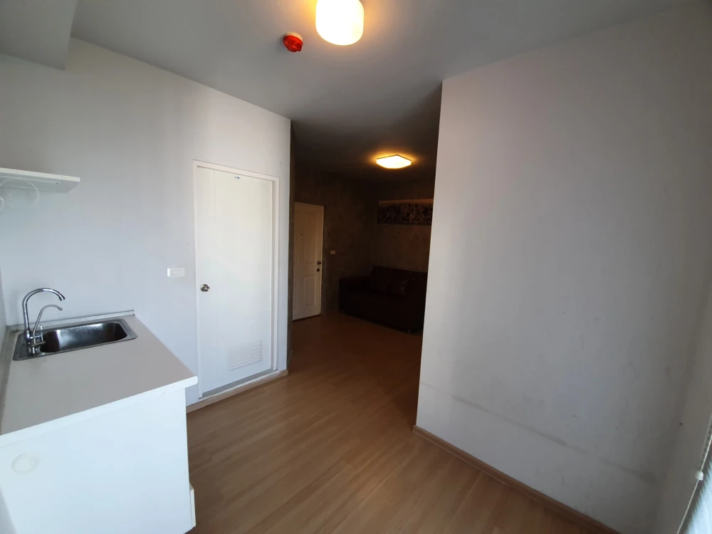 For rent: Plum Condo Samakkhi, Building A, 6th floor, bedroom with glass door, complete with electrical appliances. Reserve now.