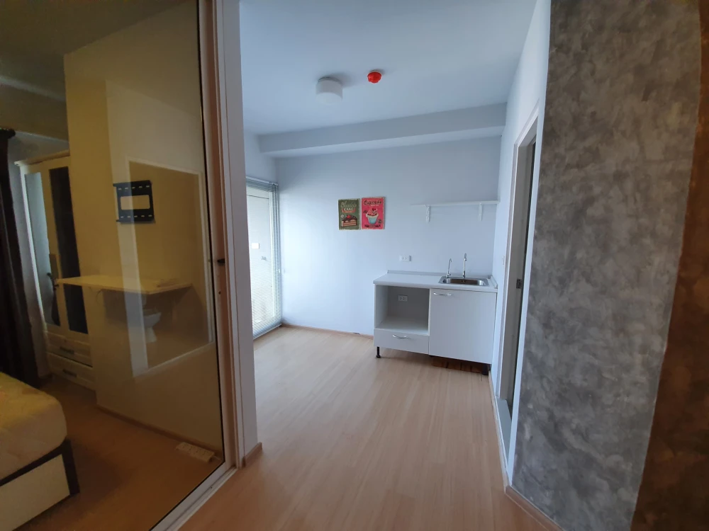 For rent: Plum Condo Samakkhi, Building A, 6th floor, bedroom with glass door, complete with electrical appliances. Reserve now.