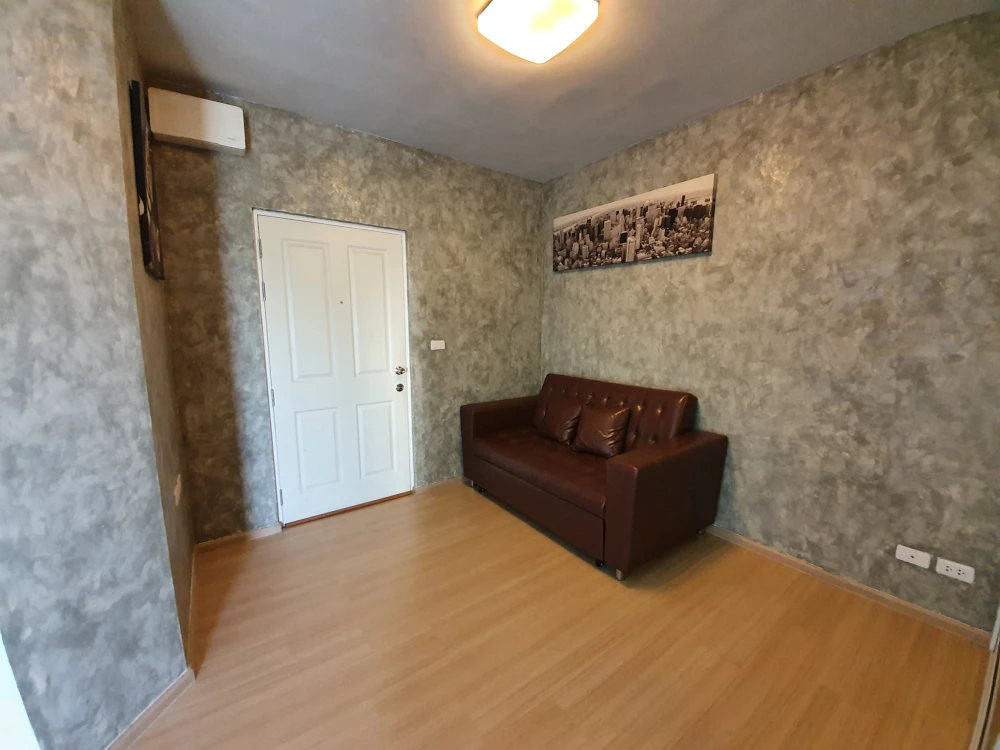 For rent: Plum Condo Samakkhi, Building A, 6th floor, bedroom with glass door, complete with electrical appliances. Reserve now.