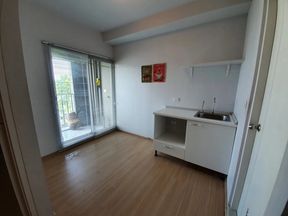For rent: Plum Condo Samakkhi, Building A, 6th floor, bedroom with glass door, complete with electrical appliances. Reserve now.