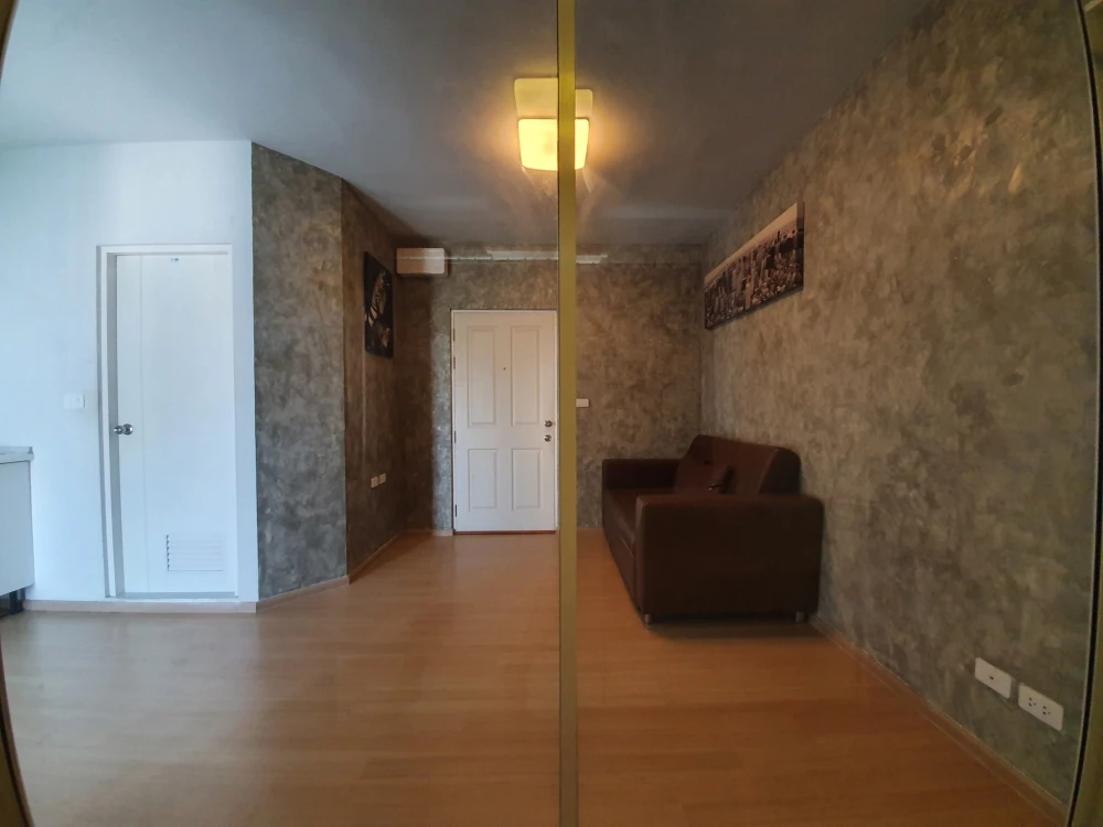 For rent: Plum Condo Samakkhi, Building A, 6th floor, bedroom with glass door, complete with electrical appliances. Reserve now.