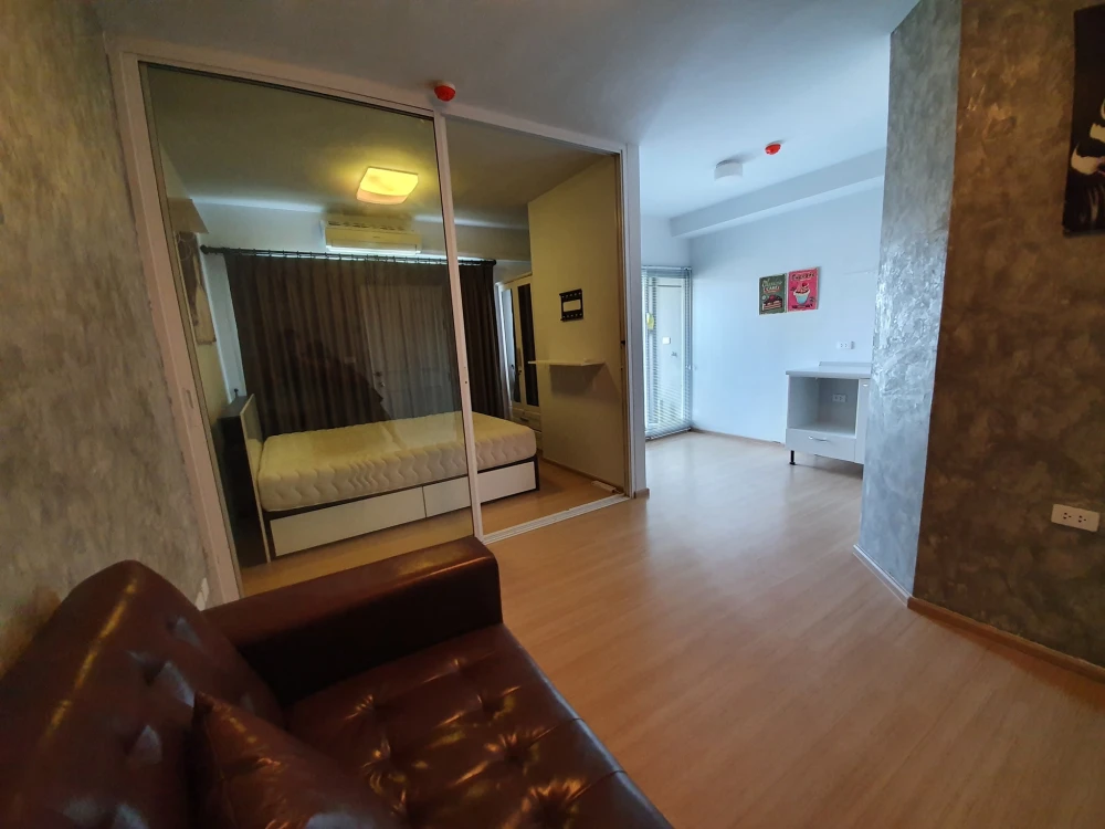 For rent: Plum Condo Samakkhi, Building A, 6th floor, bedroom with glass door, complete with electrical appliances. Reserve now.