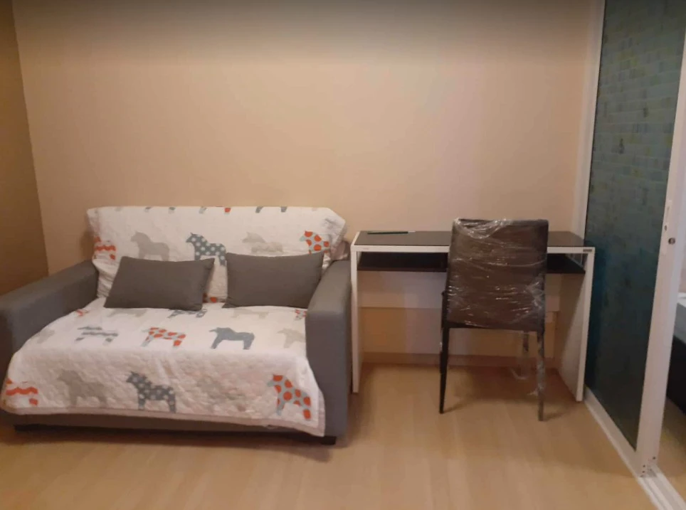Plum Condo Samakkhi for rent. The room's windows face north, preventing direct sunlight all day long. Not hot or stuffy. The room is designed to be pr