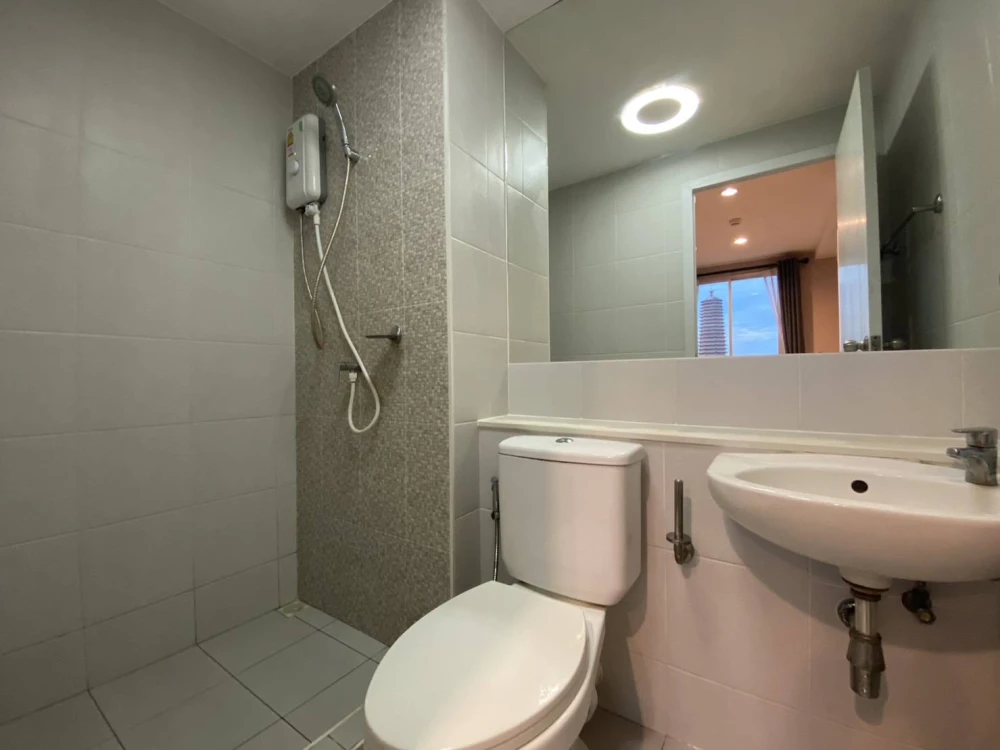 Plum Condo Chokchai 4 for rent, ready to move in, fully furnished, appliances included, just bring your bags and move in. Don't miss out!