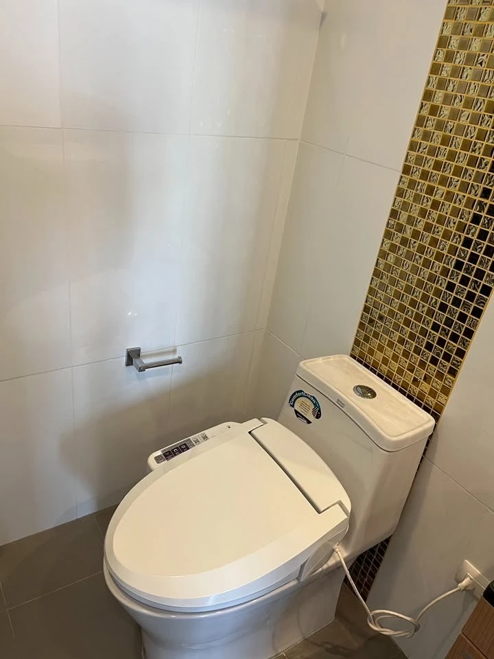 For rent, Plus Condominium Sriracha, a nice room, complete with furniture and electrical appliances, just drag your bags and move in.