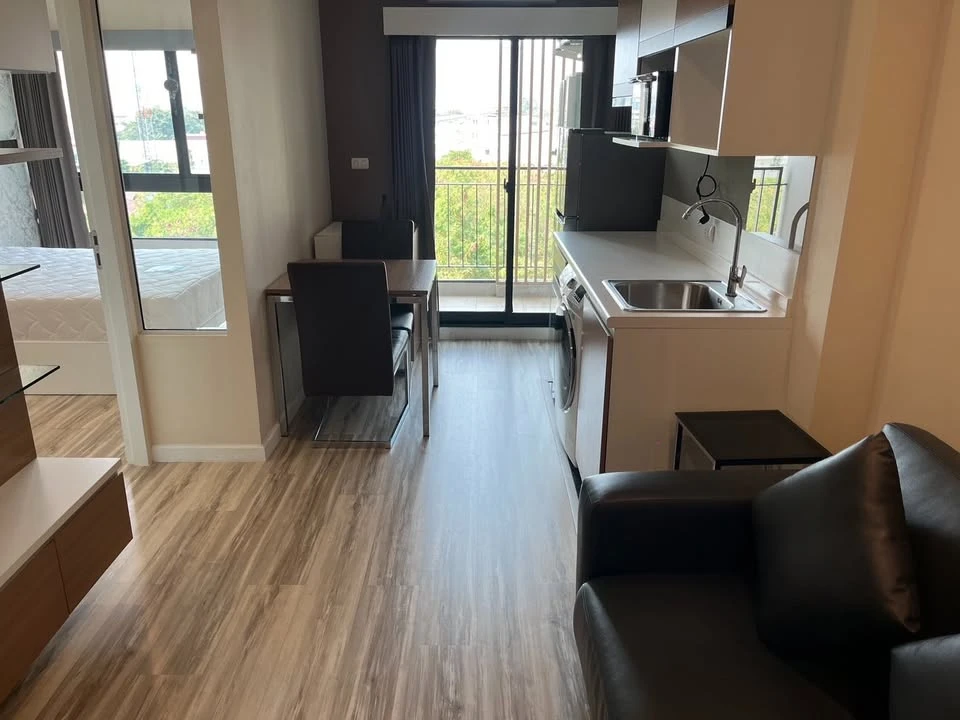 For rent, Plus Condominium Sriracha, a nice room, complete with furniture and electrical appliances, just drag your bags and move in.