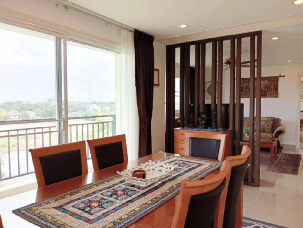 For rent: Porchland 2 Jomtien Resort, size 95 sq m., very spacious, corner room with walk-in closet, very shady view, must reserve like this.