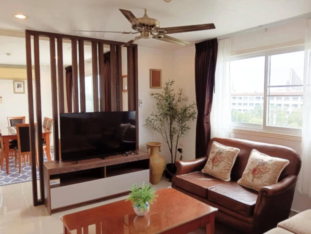 For rent: Porchland 2 Jomtien Resort, size 95 sq m., very spacious, corner room with walk-in closet, very shady view, must reserve like this.