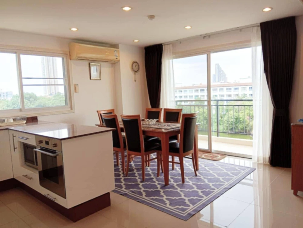 For rent: Porchland 2 Jomtien Resort, size 95 sq m., very spacious, corner room with walk-in closet, very shady view, must reserve like this.