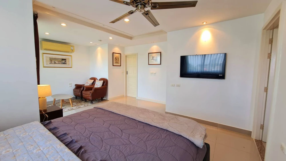 For rent: Porchland 2 Jomtien Resort, size 95 sq m., very spacious, corner room with walk-in closet, very shady view, must reserve like this.