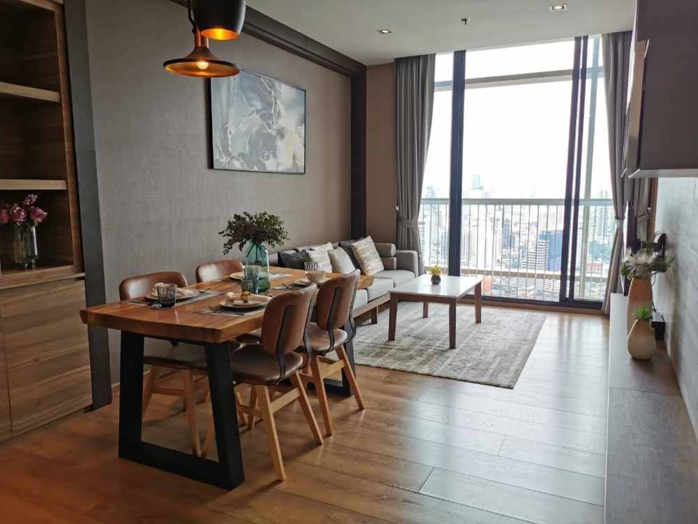 For rent, Park 24 Origin Phrom Phong, 2 bedrooms, 1 bathroom, very high floor, stunning city view, well decorated, don't miss it.