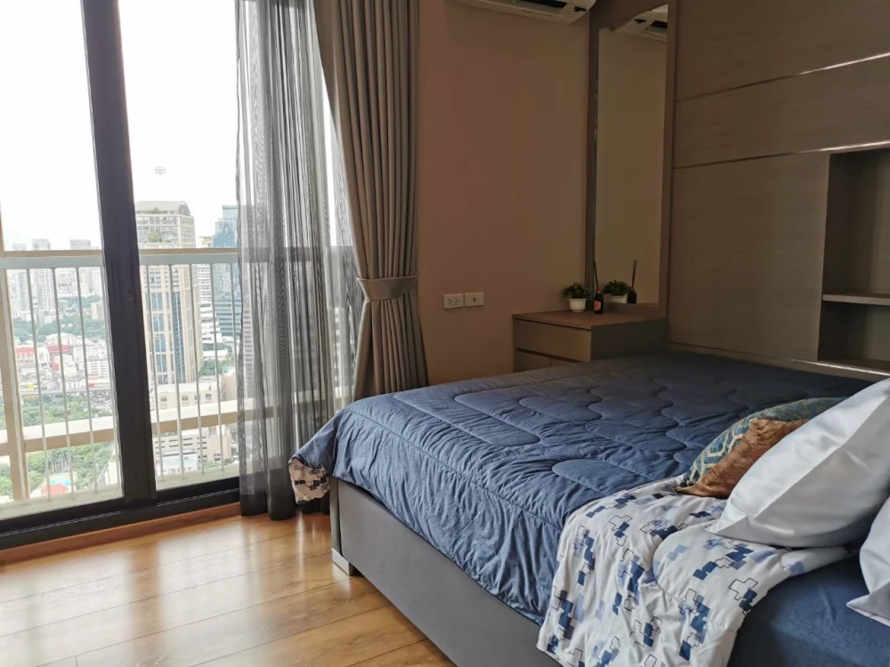 For rent, Park 24 Origin Phrom Phong, 2 bedrooms, 1 bathroom, very high floor, stunning city view, well decorated, don't miss it.
