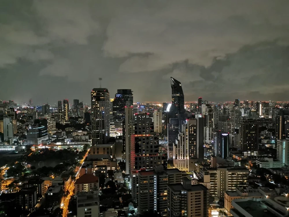 For rent, Park 24 Origin Phrom Phong, 2 bedrooms, 1 bathroom, very high floor, stunning city view, well decorated, don't miss it.