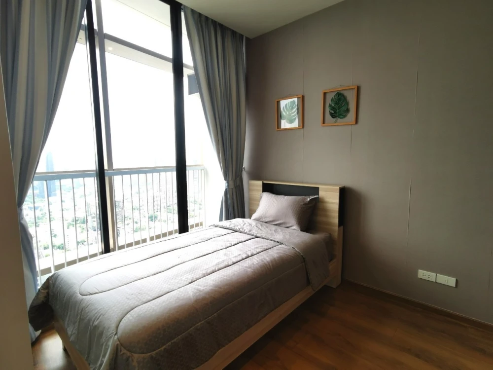 For rent, Park 24 Origin Phrom Phong, 2 bedrooms, 1 bathroom, very high floor, stunning city view, well decorated, don't miss it.